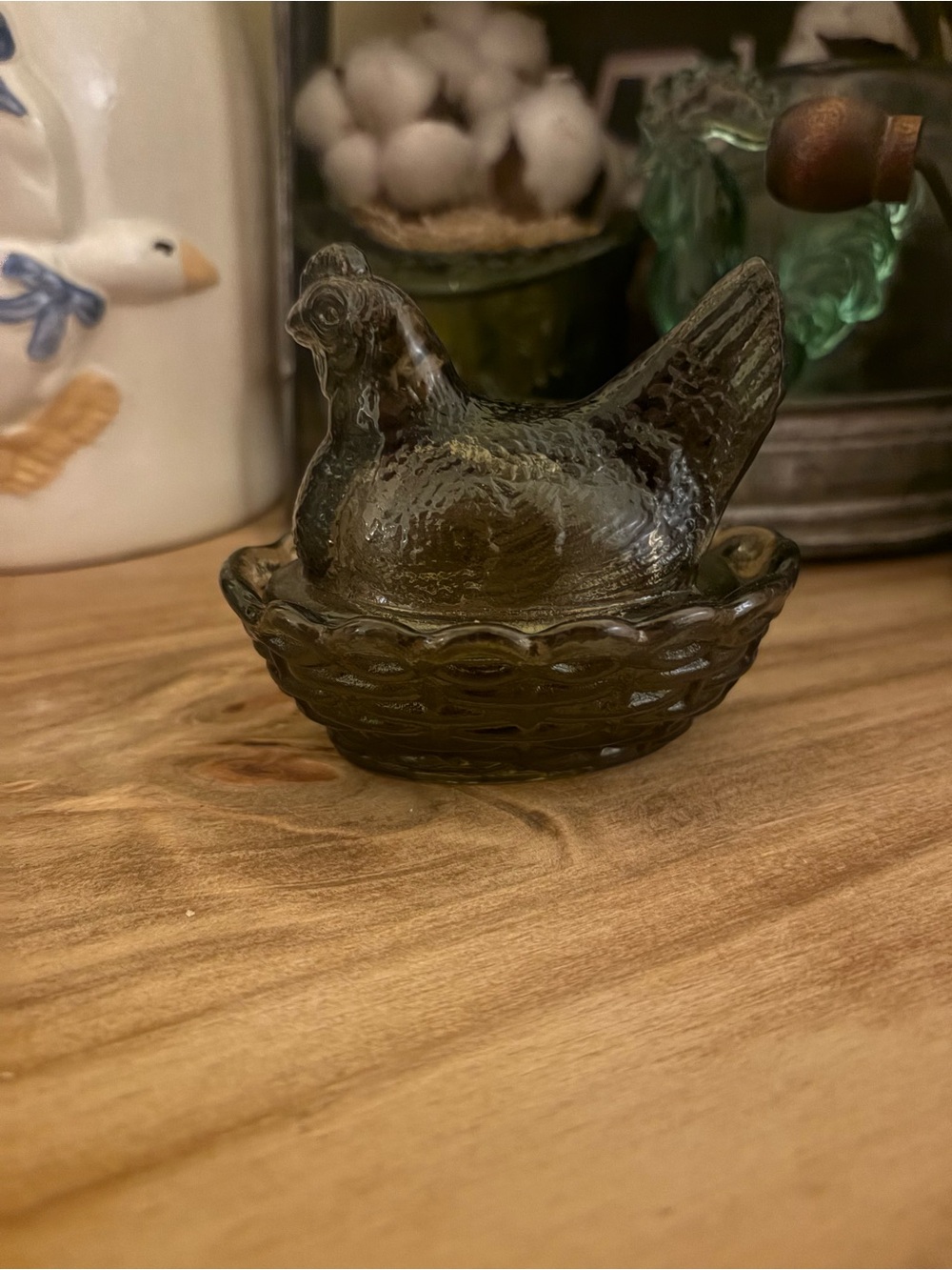 Rosso Smoke Titanium Hen on Nest - Picture 3 of 5